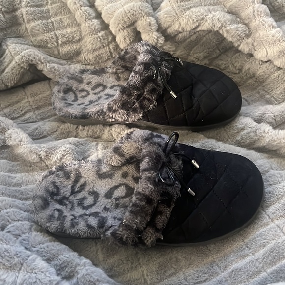 Vionic slippers - Picture 2 of 7